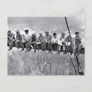 Mittagessen über einem Wolkenkratzer Postkarte