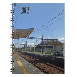 Mittagssonne: Ein lokaler Bahnhof in Japan Notizblock