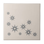 Mitte des Jahrhunderts Silver Sternexplosionen Ker Fliese<br><div class="desc">Modernes,  inspiriertes Design aus dem Mittelalter mit Vintagen Retro-silbernen Sternexplosionen in Bio Design auf hellknochenfarbenem Hintergrund. Einfaches,  sauberes modernes Design.</div>