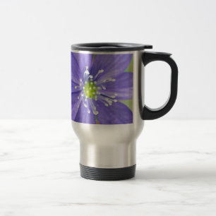 Mitte einer blauen Blume mit weißen Briefmarke Reisebecher