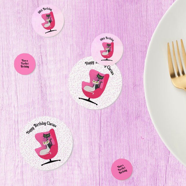 Mitte Jahrhundert Geburtstag Katzen Pink Stuhl Pol Konfetti (Cats in pink mid century chair with pink polka dots on white and pink birthday table confetti.)