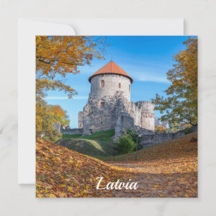 Mittelalterliche Burg umgeben von Wäldern