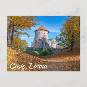 Mittelalterliche Burg umgeben von Wäldern Postkarte