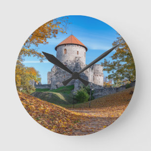Mittelalterliche Burg umgeben von Wäldern Runde Wanduhr
