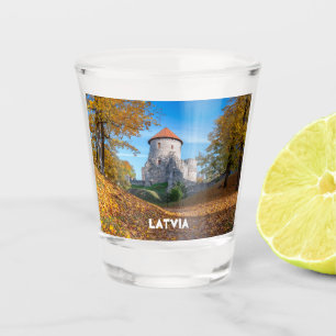 Mittelalterliche Burg umgeben von Wäldern Schnapsglas