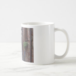 Mittelalterliche italienische Straßen-Schriftkunst Tasse