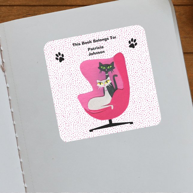 Mittelalterliche Katzen Rosa Stuhl Paw Prints Polk Quadratischer Aufkleber (Mid century cats in pink chair cat paw prints on white with pink polka dots book ownership label.)