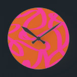 Mittelalterliche moderne Abstrakte Linien Orange u Runde Wanduhr<br><div class="desc">Abstrakte Pinselstriche - abstrakte Formen in gebranntem Orange und heißem Rosa.</div>