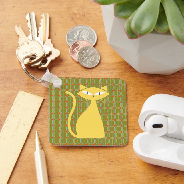 Mittelalterliche moderne Katze über geometrisches  Schlüsselanhänger (Schreibtisch)