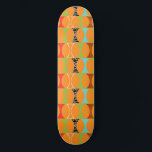 Mittelalterliche moderne Orangefarbene Musterskate Skateboard<br><div class="desc">Klopfen Sie. Wer ist da? Mitten im Jahrhundert Modernes Orangefarbenes Musterskateboard! Hey, mit einem Design dieses Retro, braucht man keine Stanzlinie. Dieses perfekte Mod-Muster zeichnet sich durch einen lebhaften, orangefarbenen Hintergrund und eine hübsch kitschige Form in Grün, Rot, Türkis, Schwarz & Weiß und Holzkorn aus. Die Form hat wahrscheinlich einen...</div>
