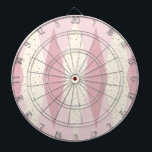 Mittelalterliche Moderne rosa Raute Dart Board Dartscheibe<br><div class="desc">Dieses Modern Pink Raute Dart Board (Großdruck) aus der Mitte des Jahrhunderts zeichnet sich durch einen First Lady rosa Hintergrund und ein Muster aus Mod, durchsichtigen, blütigen Diamanten, die größere, Vintage Cremediamanten mit goldfarbenen Fesseln aus dem Weltraumzeitalter überdecken. Diese minimalistisch inspiriert, dekonstruierte Raute ist eine vereinfachende Rückgabe der größeren als...</div>