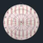 Mittelalterliche Moderne rosa Raute Dart Board Dartscheibe<br><div class="desc">Dieses Modern Pink Raute Dart Board Muster aus dem Mittelalter besticht durch einen First Lady rosa Hintergrund und ein Muster aus Mod, durchsichtigen, blütigen Diamanten, die größere, Vintage Cremetamornen mit goldfarbenen Splitklen aus dem Weltraum überlagern. Diese minimalistisch inspiriert, dekonstruierte Raute ist eine vereinfachende Rückgabe der größeren als der Lebensatomärzeit, die...</div>