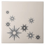 Mittelalterliche Moderne Sternexplosion Silver Ker Fliese<br><div class="desc">Modernes,  inspiriertes Design aus der Mitte des Jahrhunderts mit Vintagen Retro-Sternexplosionen in silbergrauen Farbtönen auf einem hellen Hintergrund. Einfaches,  sauberes modernes Design.</div>