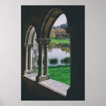 Mittelalterliches gotisches Kloster am See