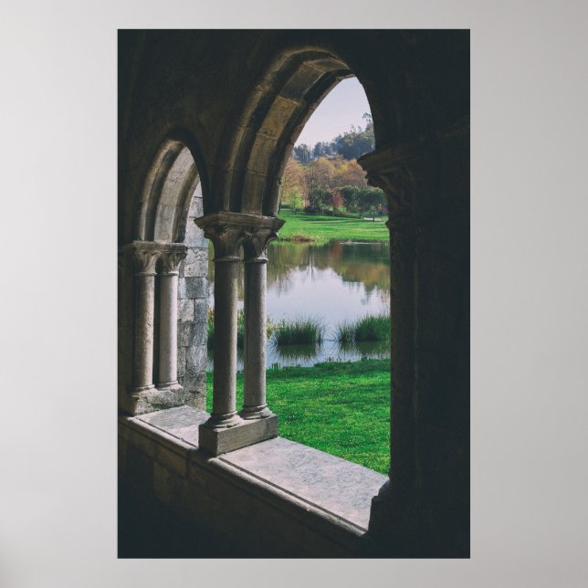 Mittelalterliches gotisches Kloster am See Poster (Vorne)