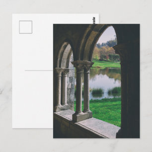 Mittelalterliches gotisches Kloster am See Postkarte