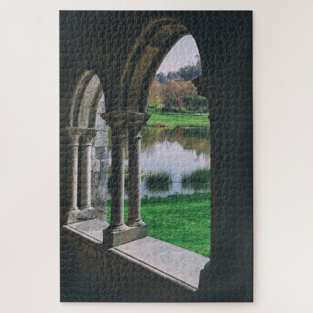 Mittelalterliches gotisches Kloster am See Puzzle (Vertikal)