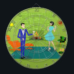 Mittelalterliches Modern Couple Dart Board Dartscheibe<br><div class="desc">Dieses Modern Couple Dart Board aus dem Mittelalter sieht aus wie eine Szene aus einer romantischen Komödie. Das minimalistische Design der 60er Jahre besticht durch ein ansprechendes Cartoon-Paar, das einen romantischen Abend bei Zuhause genießt. Das elegante Zimmer besticht durch eine grüne Steinmauer und einen Kamin. Die Einrichtung der Zimmer umfasst...</div>