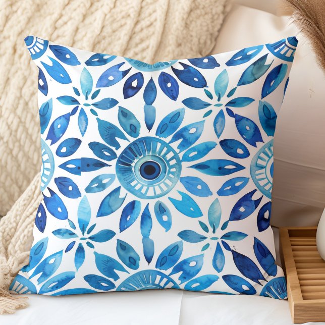 Mittelmeer Aquarell Blaue Fliesenmuster Kissen (Mediterranean Watercolor Blue Tile Pattern Throw Pillow in a neutral boho bedroom.)