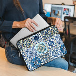 Mittelmeer-Fliesen, Portugal, Azulejo, Majolica Laptopschutzhülle<br><div class="desc">Elegantes,  stilvolles und raffiniertes Muster mit mediterranen Kacheln in Blau und Weiß. Moderne und trendige Geschenke,  perfekt für den Azulejo Liebhaber in Ihrem Leben.</div>