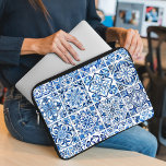 Mittelmeer-Fliesen, Portugal, Azulejo, Majolica Laptopschutzhülle<br><div class="desc">Elegantes,  stilvolles und raffiniertes Muster mit mediterranen Kacheln in Blau und Weiß. Moderne und trendige Geschenke,  perfekt für den Azulejo Liebhaber in Ihrem Leben.</div>