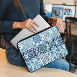 Mittelmeer-Fliesen, Portugal, Azulejo, Majolica Laptopschutzhülle<br><div class="desc">Elegantes,  stilvolles und raffiniertes Muster mit mediterranen Kacheln in Blau und Weiß. Moderne und trendige Geschenke,  perfekt für den Azulejo Liebhaber in Ihrem Leben.</div>