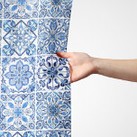Mittelmeer-Fliesen, Portugal, Azulejo, Majolica Schal<br><div class="desc">Elegantes,  stilvolles und raffiniertes Muster mit mediterranen Kacheln in Blau und Weiß. Moderne und trendige Geschenke,  perfekt für den Azulejo Liebhaber in Ihrem Leben.</div>