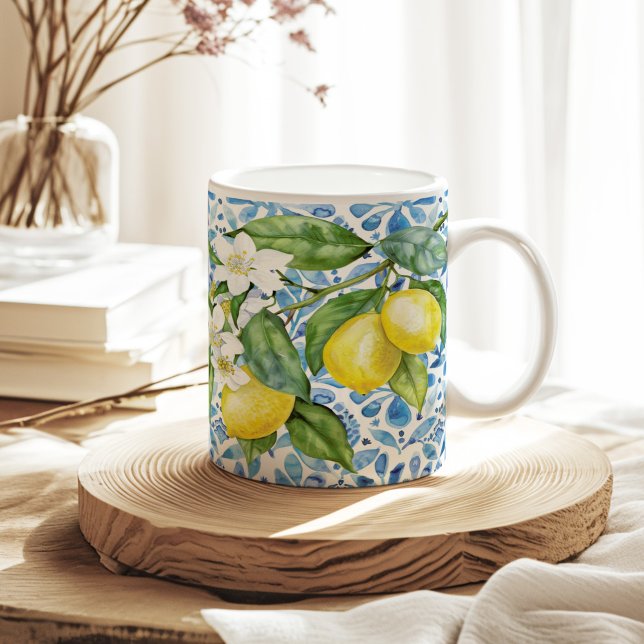 Mittelmeer-Zitrusfrüchte und blaue Fliesen Kaffeetasse (Mediterranean Citrus and Blue Tiles Coffee Mug on a neutral sunny boho kitchen table.)