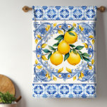 Mittelmeerklimmen Geschirrtuch<br><div class="desc">Küchenhandtücher aus mediterranem Kachel und Zitronenbouquet. Schöne Zitronen auf einem blauen und weißen mediterranen Fliesenboden. Sie können Text zu personalisieren hinzufügen.</div>