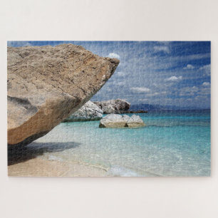 Mittelmeerstrand mit großen Felsen auf Sardinien Puzzle
