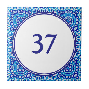 Mittelmeerweißes und blaues Hausnummernschild Fliese
