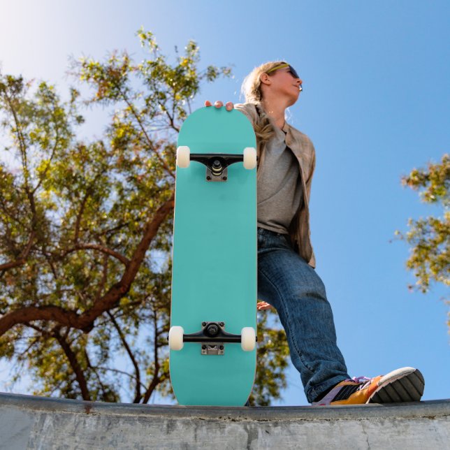 Mitteltürkisfarbener Hintergrund Skateboard (Außenbereich 1)