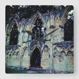 Mitten in der Ruine Quadratische Wanduhr