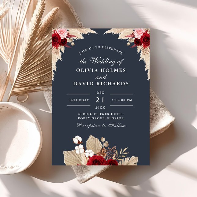 Mitternacht blauer tropischer Rose Einladung Hochz (Midnight Blue Tropical Roses Wedding Invitation on a boho table with dry palm leaf.)