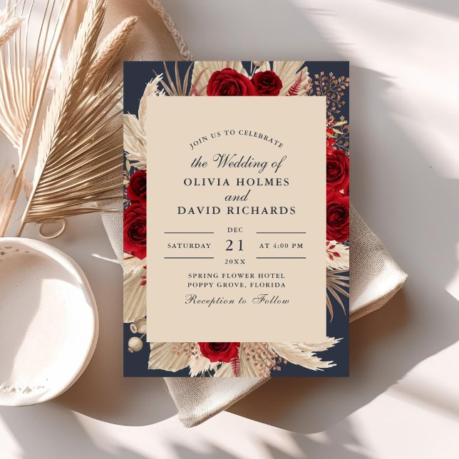 Mitternacht Blue Burgundy Rose Einladung Hochzeit (Midnight Blue Burgundy Roses Wedding Invitation on a boho table with dry palm leaf.)