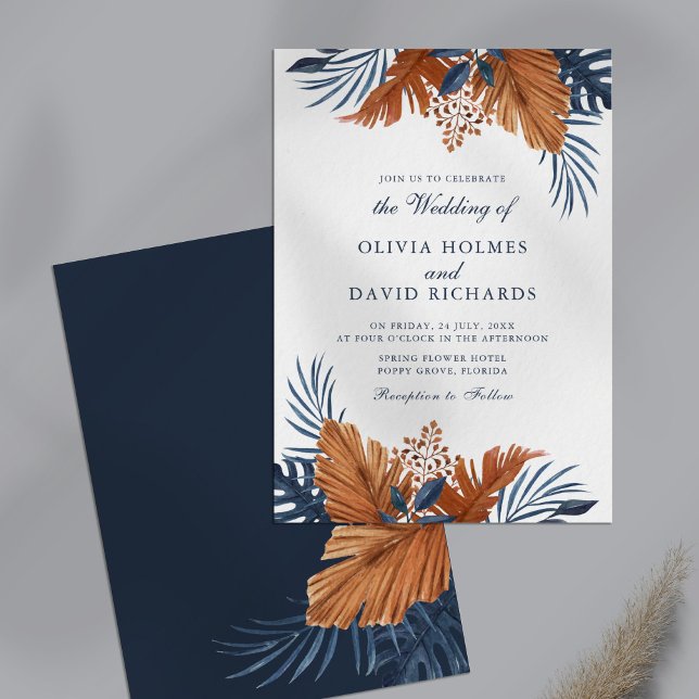 Mitternacht Blue Monstera Hochzeitseinladung Einladung (Midnight Blue Monstera Wedding Invitation on a table.)