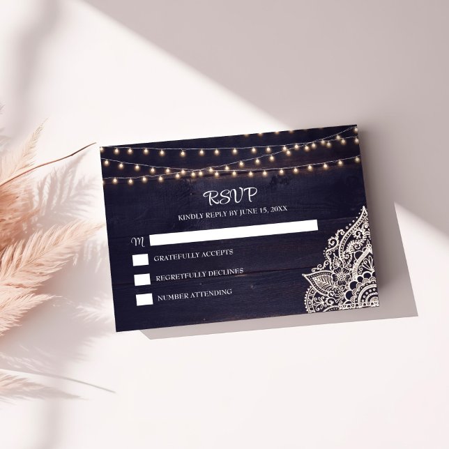 Mitternacht Blue Rustic Elegance RSVP Card Dankeskarte (Midnight Blue Rustic Elegance RSVP Card on a sunny table.)