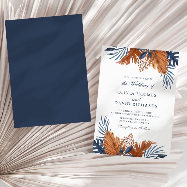 Mitternacht Blue Tropical Monstera Hochzeit Einlad Einladung (Midnight Blue Tropical Monstera Wedding Invitation on a sunny neutral dry palm leaf.)