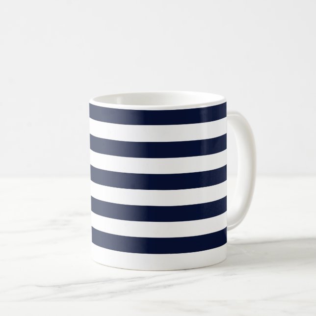 Mitternacht Navy Blue und White Stripes Kaffeetasse (VorderseiteRechts)