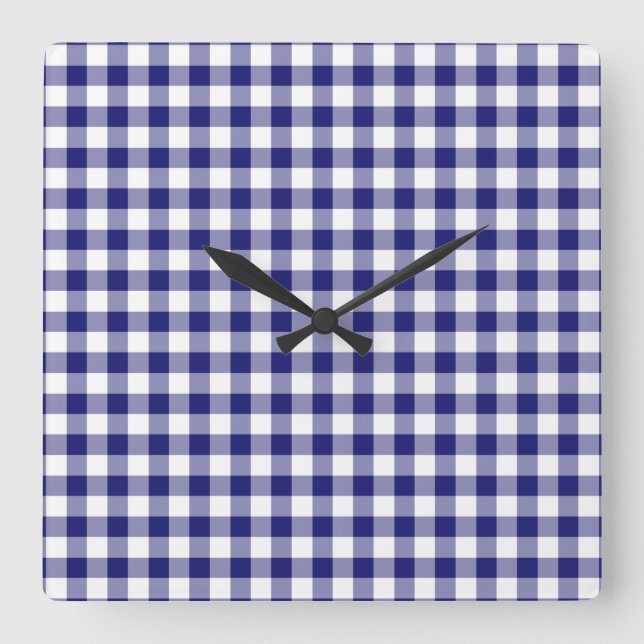 Mitternachtsblau und weiß gekreuztes Gingham-Muste Quadratische Wanduhr (Vorderseite)