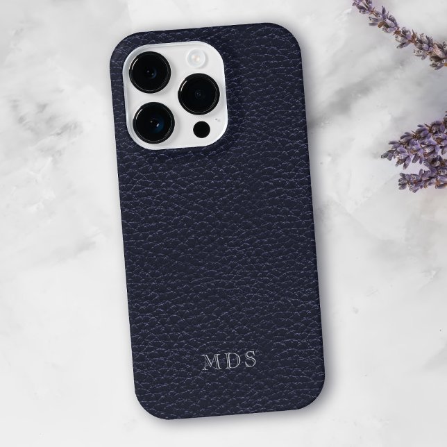 Mitternachtsblaue Kunstleder-Optik Monogramm iPhone Hülle (A classic midnight blue faux leather look phone case with space for your initials)