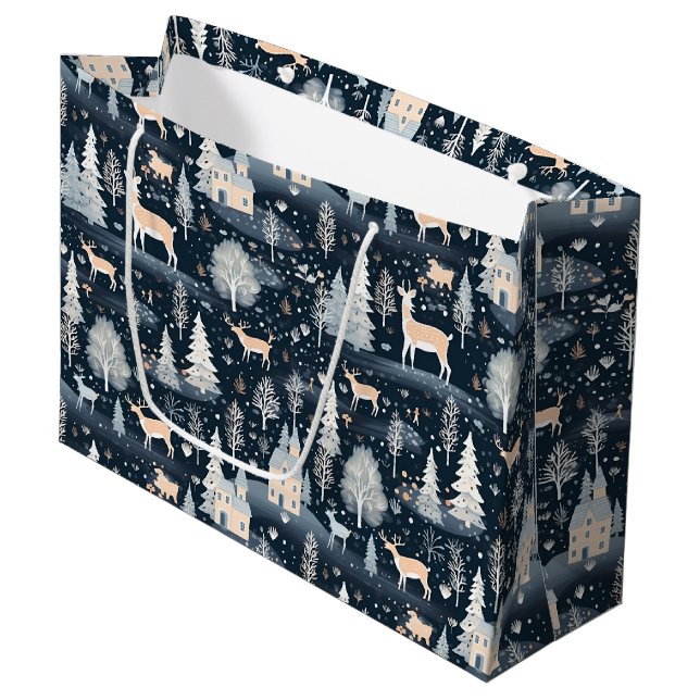 Mitternachtsblaue schneebedeckte Dorf  Große Geschenktüte (Vorderseite Schrägansicht)