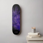 *~* Mitternachtshimmel Boho Kosmische Feather Lila Skateboard<br><div class="desc">* Energetisch Enhanced Magical Mystical Cosmic Celestial Bohemisch Sinti und Roma Rustic atemberaubend schöne dunkle Midnight Navy Blue Watercolor Himmelshintergrund und funkelnde Himmelskosmie Federdesign. Die zauberhafte Feder ist sehr leicht und flüsternd. * Passen Sie an / Personalisieren Sie Ihre INITIALE / MONOGRAMM oder NAME. Verwenden Sie den Designer auch, um...</div>