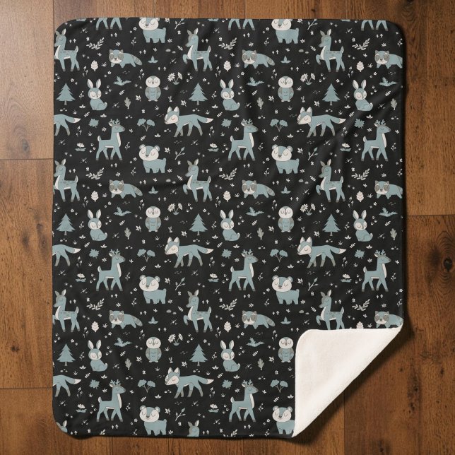 Mitternachtsschläfriger kleine Waldkreuzer Sherpadecke (A cute woodland animal pattern of foxes, bears, deer, owls, bunnies, raccoons in black and blue.)