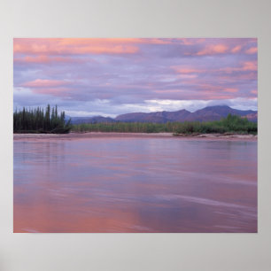 Mitternachtssonne über dem MacKenzie River Poster