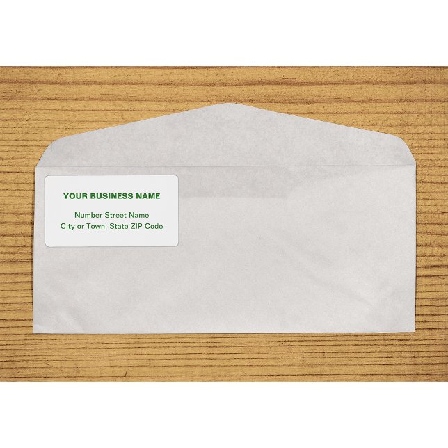 Mittig ausgerichteter Text auf grünem Versandetike (Center aligned green plain text business shipping label on envelope)