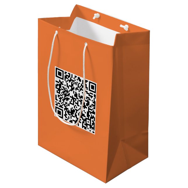 Mittlere Bag mit QR-Code für die Werbeaktion von M Geschenktüte (Vorderseite Schrägansicht)