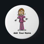 Mittlere Haut kundengebundener Button<br><div class="desc">Knopf mit einer braunen behaarten weiblichen Strichmännchenkrankenschwester mit einem Stethoskop, groß für RNs, LPNs, ER-Krankenschwestern, pädiatrische Krankenschwestern, OB Krankenschwestern und Zukunftkrankenschwestern! Einfach, vor der Einrichtung zu personifizieren!</div>