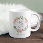 Mittsommerliche Blumenmutter Tasse<br><div class="desc">Die Tasse ist ein hübsches Geschenk für die Bräutigam,  mit einem Aquarellkranz aus peachy-rosa Pfannkuchen und botanischem Blattwerk,  in dem die "Bräutigam-Mutter" in handgeschriebener Schrift eingetragen ist. Personalisieren Sie sich mit Ihrem Hochzeitsdatum unten. Entworfen,  um unsere Blumensammlung im Mittelsommer zu ergänzen.</div>