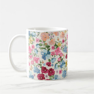 Mittsommerwiese, blühendes Pflanzenmuster. Kaffeetasse